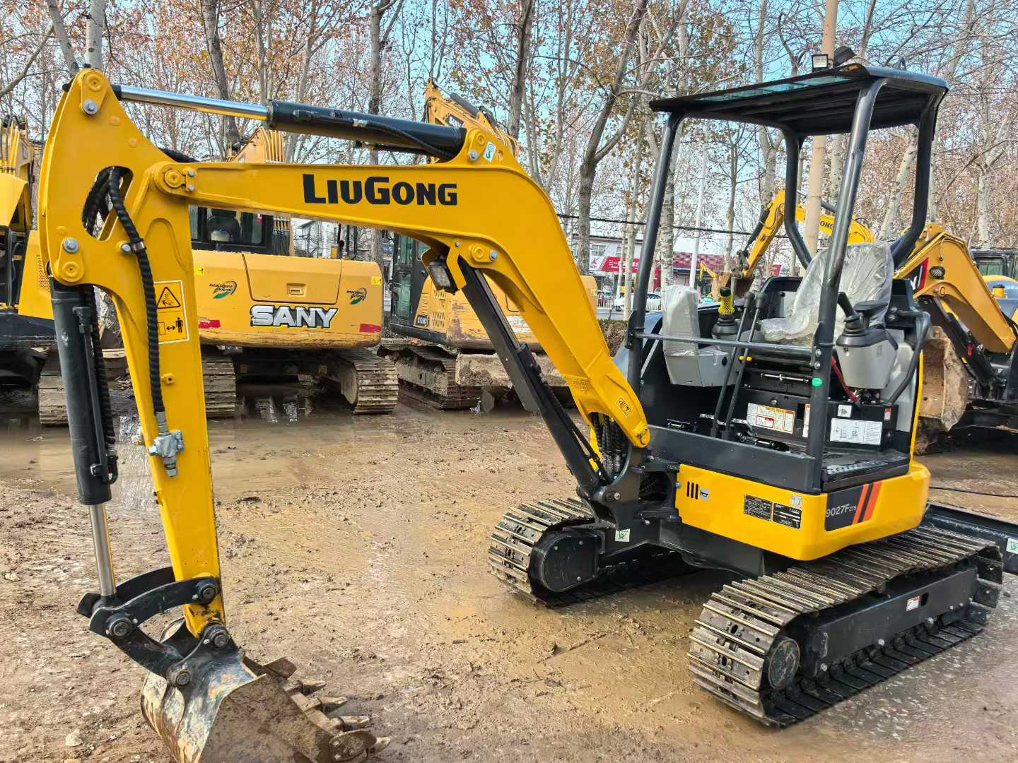 A second-hand Liugong 9027F ZTS type crawler hydraulic excavator manufactured in 2025