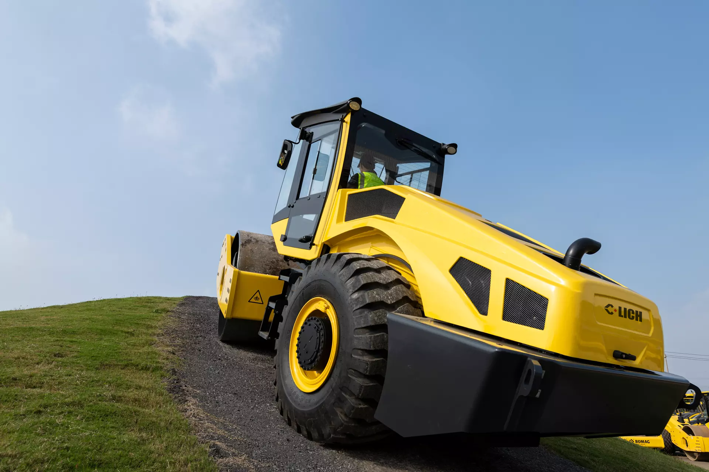 LICHMACH LC222 – Single Drum Hydraulic vibrator Road Roller